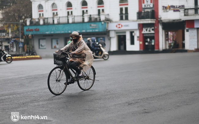 Hà Nội trong buổi sáng cuối cùng của năm 2021: Trời mưa lạnh tê tái thật dễ khiến người ta cảm thấy nao lòng