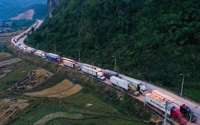 Giải pháp nào cho hơn 9.000 container hàng hóa ùn tắc hai đầu biên giới Việt – Trung?