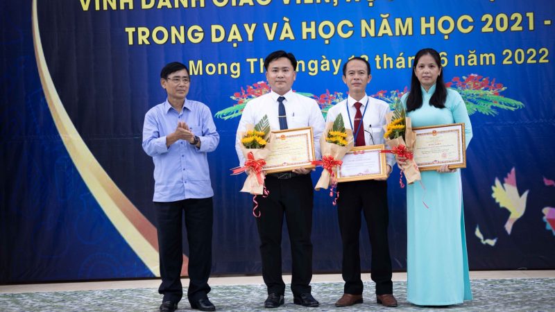 Hình Ảnh Thầy Hiệu Trưởng  Lê Quốc Trung THCS & THPT Mong Thọ – Châu Thành – Kiên Giang – Tận Tâm với Nghề