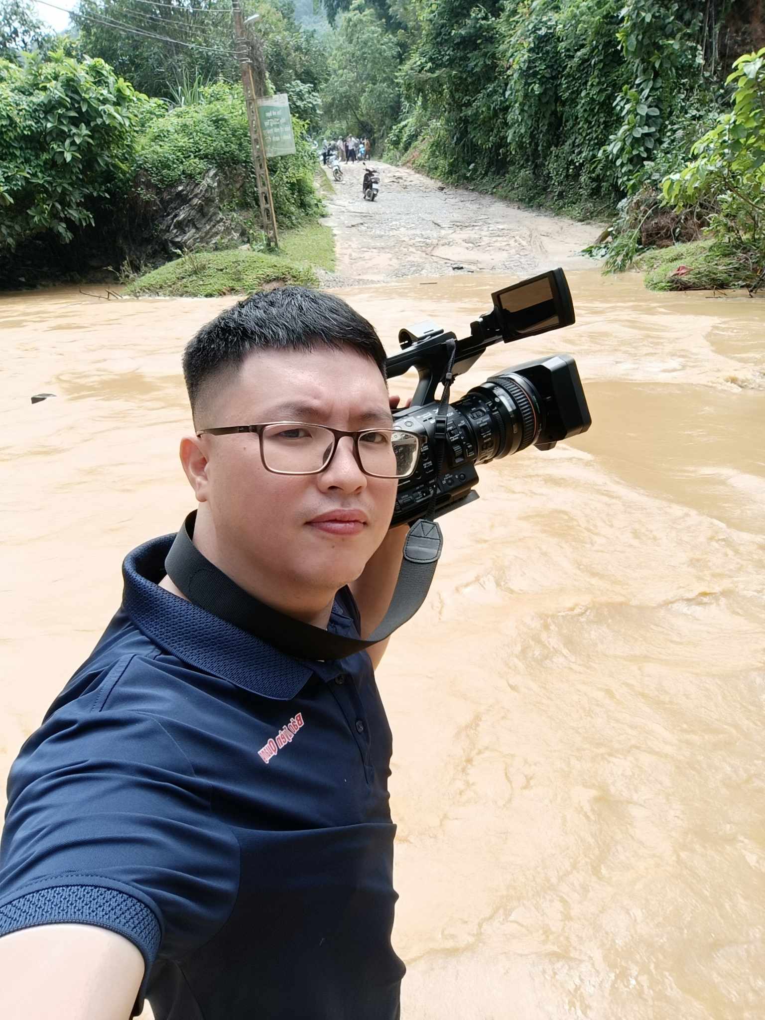 “Từ Phóng Viên Uy Tín đến Nghệ Sĩ Trồng Cây Cảnh: Cuộc Hành Trình Đam Mê của Lê Minh Hoàng”