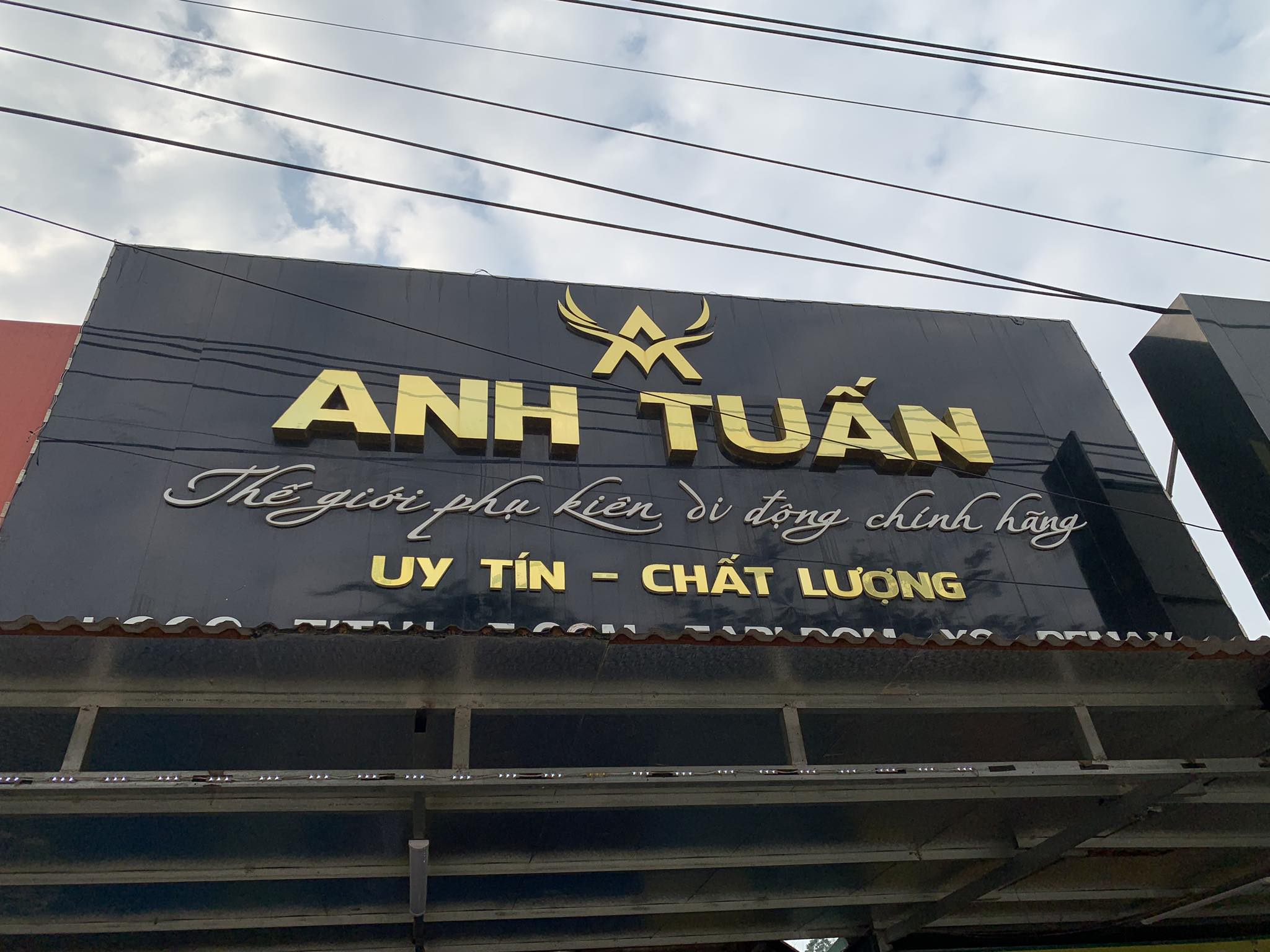 “Anh Tuấn Mobile: Nơi Uy Tín và Chuyên Nghiệp Trên Đường Phố Điện Thoại Di Động”